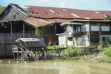 eski ahşap köşk ve terk edilmiş