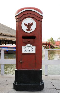 Kırmızı Tay posta kutusu