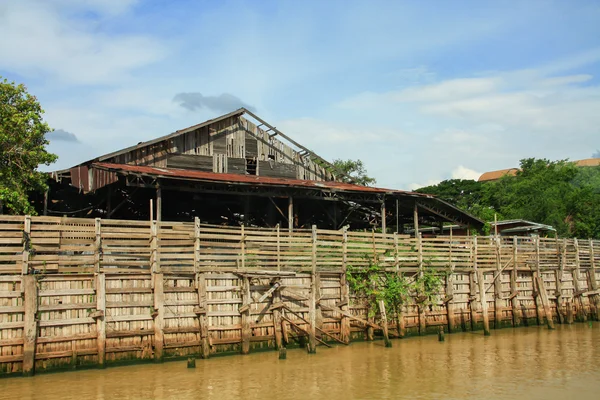 Vecchia parete di legno proteggere marea acqua — Foto Stock