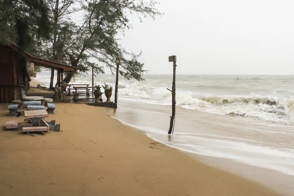 La tempête déferle sur le rivage — Photo