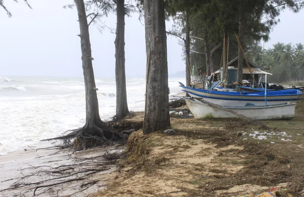 Surf de tormenta en pueblo pesquero — Foto de Stock