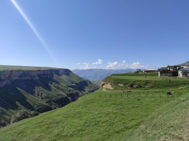 yeşil dağların mavi gökyüzü