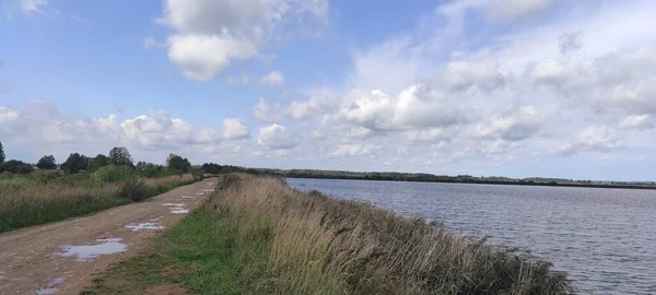 Lake against the background of blue sky and clouds — Stock Photo, Image