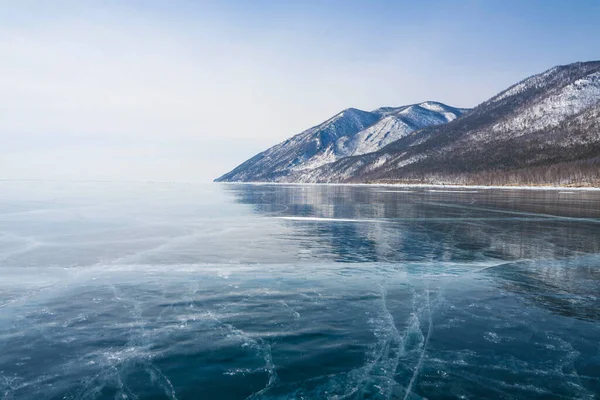 Gelo claro no lago no inverno — Fotografia de Stock