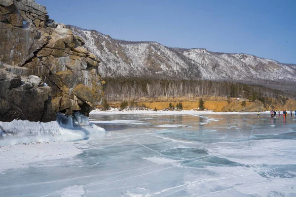 Rochas cobertas de neve e gelo no lago — Fotografia de Stock