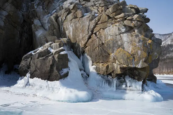 Mit Schnee und Eis bedeckte Felsen auf dem See — Stockfoto