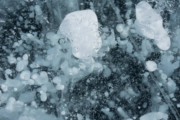 Bolhas de metano em um lago congelado claro no inverno — Fotografia de Stock