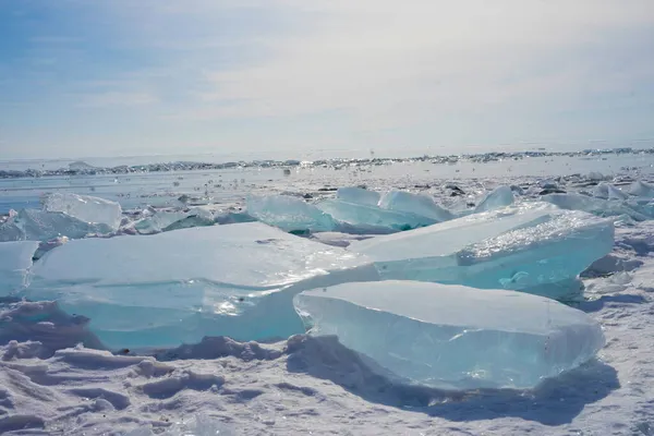 在蓝天的映衬下 冰封的湖面上结了透明的冰 — 图库照片