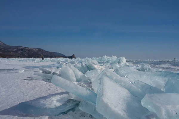 Kışın Donmuş Bir Gölün Üzerindeki Şeffaf Buz Mavi Bir Gökyüzüne — Stok fotoğraf
