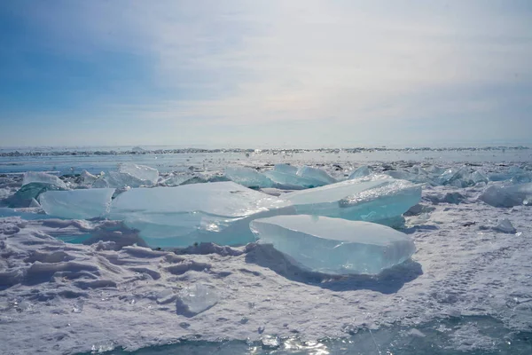 Gelo Transparente Lago Congelado Inverno Contra Céu Azul — Fotografia de Stock