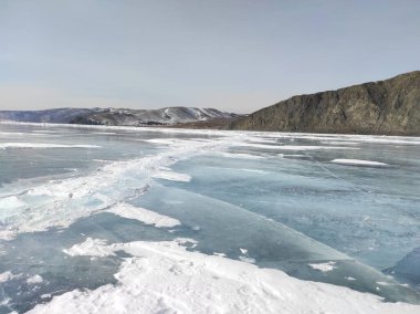 Baykal Gölü 'nde kışın şeffaf buz
