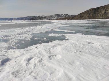 Baykal Gölü 'nde kışın şeffaf buz