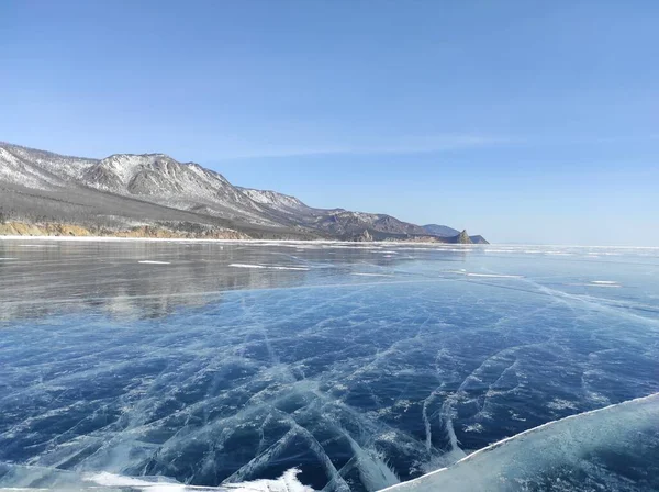 Transparant ijs op het Baikalmeer in de winter — Stockfoto