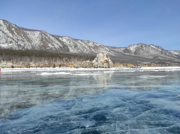 Gelo transparente no Lago Baikal no inverno — Fotografia de Stock