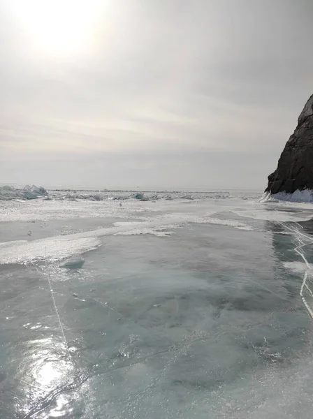Glace transparente sur le lac Baïkal en hiver — Photo