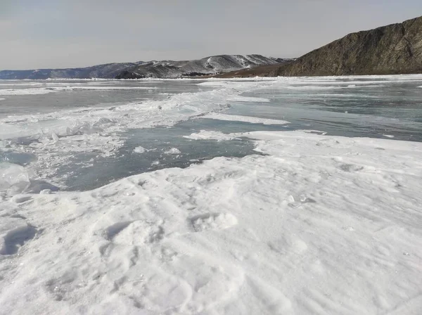 Baykal Gölü 'nde kışın şeffaf buz