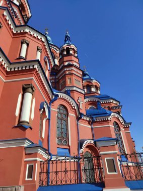 Mavi gökyüzüne karşı çok renkli tapınak