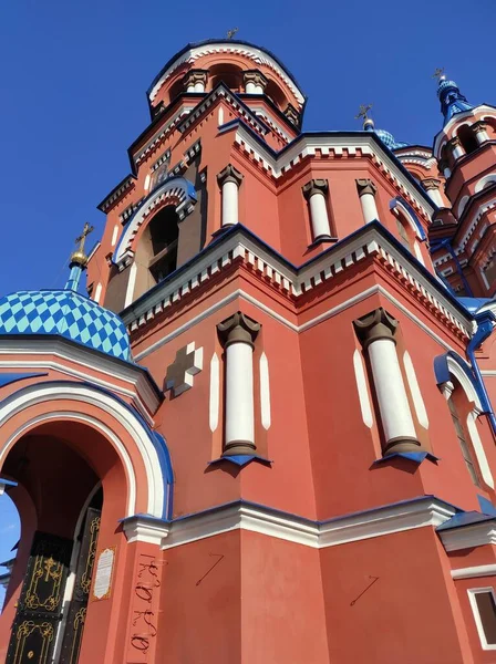 Mavi gökyüzüne karşı çok renkli tapınak