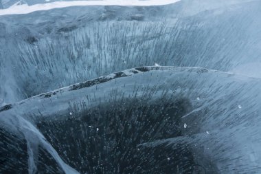 Baykal Gölü üzerindeki şeffaf buz