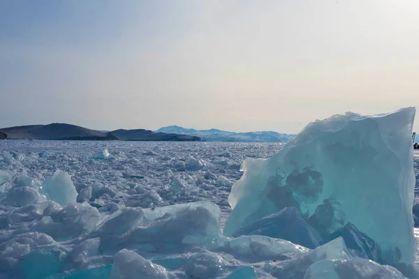 Ghiaccio trasparente sul lago ghiacciato Baikal — Foto Stock