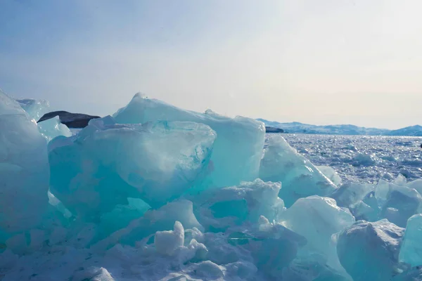 Przezroczysty lód na zamarzniętym jeziorze Baikal — Zdjęcie stockowe