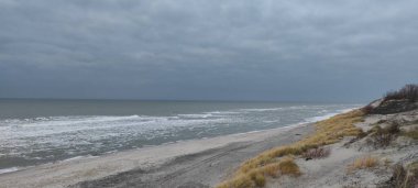 Günbatımında beyaz kumlu baltık denizi