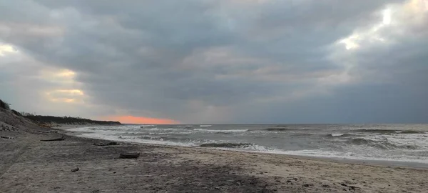 夕阳西下有白沙滩的波罗的海 — 图库照片