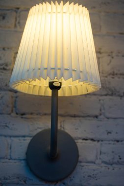 Duvarda asılı sarı duvar ışığı