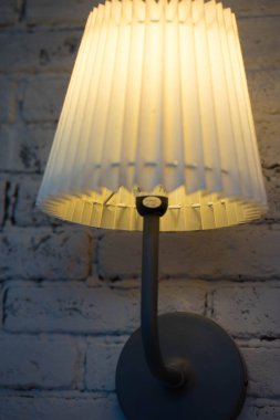 Duvarda asılı sarı duvar ışığı