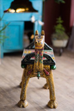 Çocuklar için at şeklinde ahşap bir bank.