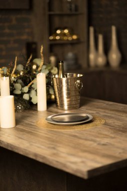 Mumlu ahşap masa ve şarap için büyük bir kova.