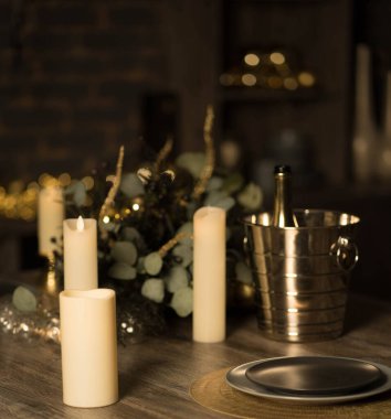 Mumlu ahşap masa ve şarap için büyük bir kova.