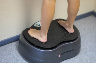 Kız kilo vermek için platformda duruyor.