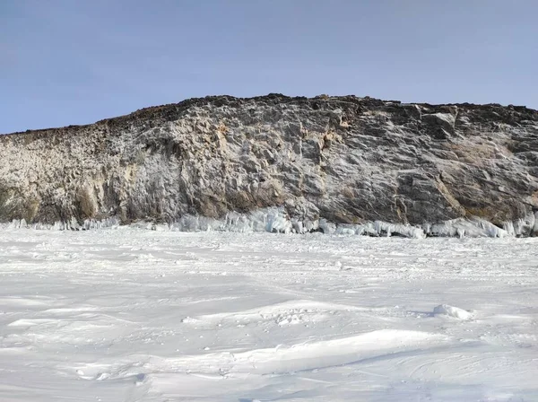 褐色岩石，水有结冰重叠 — 图库照片