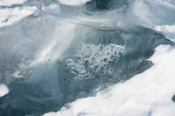 Transparent ice floes lie on the surface of a frozen lake — Foto Stock