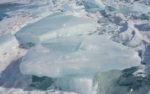 Transparent ice floes lie on the surface of a frozen lake — Foto Stock