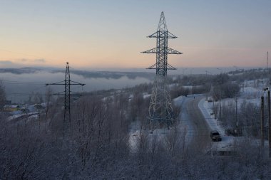 Ağaçlarla, gökyüzüyle ve güneşiyle donuk doğa