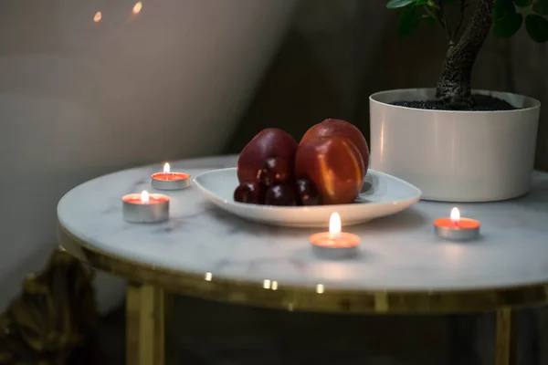 Table ronde blanche avec une assiette de pommes — Photo