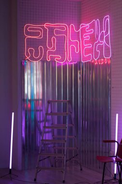 Karanlık bir odada parlak neon ışıklar.