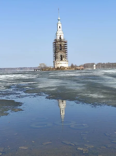 Le clocher en ruine se reflète dans l'eau au printemps — Photo