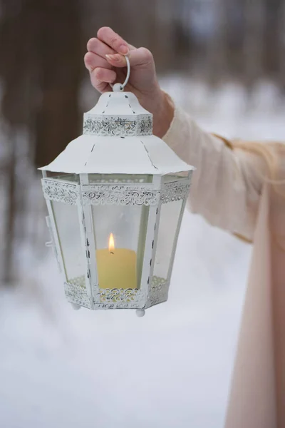 Menina Segurando Uma Lanterna Branca Com Uma Vela Rua Inverno — Fotografia de Stock