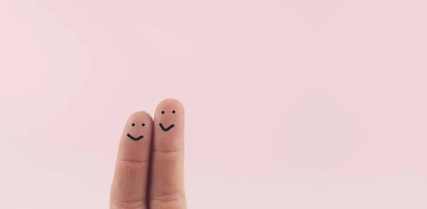 Dois Dedos Mão Sorri Sobre Fundo Rosa Amizade Amor Dia — Fotografia de Stock