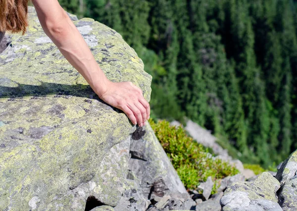観光の女の子の手 ハイキングだ 山と岩 — ストック写真