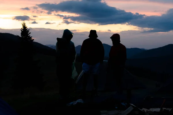 在山上的游客 人在高山的背景上 日落了远足 — 图库照片