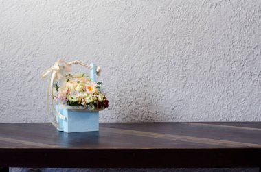 Flowers 'la vazo. Ahşap sehpa. Ahşap dokular. Mobilyalar. Odada..