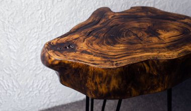 Tahta masa. Çatı katı tarzı. Odada. Yüzey ahşap dokusu.