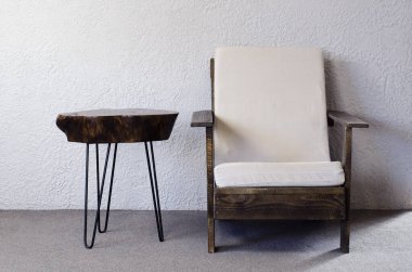 Kahve için ahşap masa. Çatı katı tarzı koltuk. Ahşap dokular. Mobilyalar. Odada..