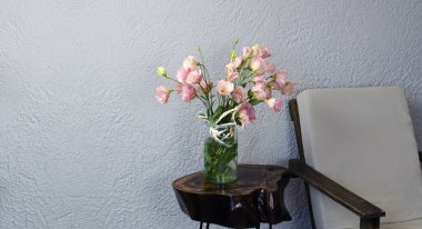 Masanın üzerinde bir buket narin pembe çiçek. Bahar.