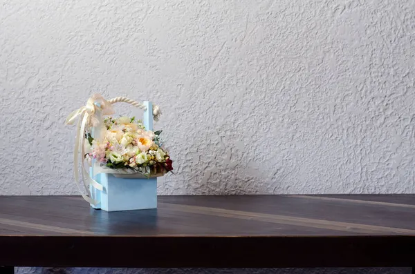 꽃으로 장식하였다 나무로 테이블 안에서 — 스톡 사진