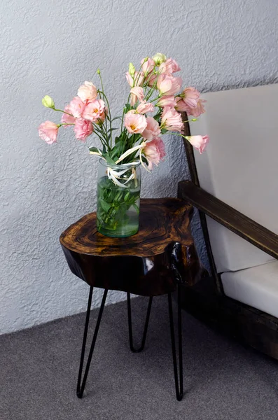 나무로 테이블 꽃으로 장식하였다 스타일의 안락의자 안에서 — 스톡 사진